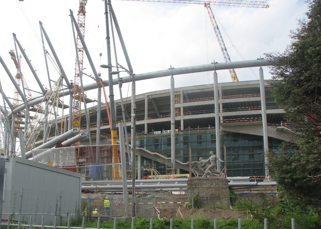 Widok z zewnątrz na powstający stadion