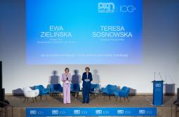 Ewa Zielińska – Prezes PKN oraz Teresa Sosnowska – Zastępca Prezesa PKN ds. Normalizacji witają zaproszonych gości