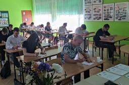 Foto 1 – uczestnicy przystępują do pisania testu