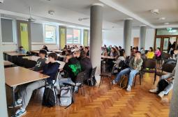 Foto 2 uczniowie CKZiU nr 3 czekają na wykład Zygmunta Niechody