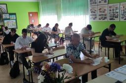 Foto 2 – pierwsza osoba zakończyła pisanie testu