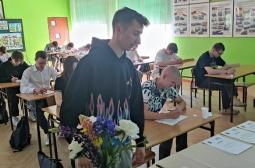 Foto 3 – kolejni uczestnicy kończą test