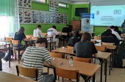 Foto 4 – nad przebiegiem testu czuwa komisja konkursowa