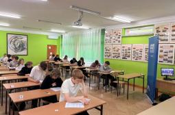 Uczestnicy Konkursu rozwiązują testy
