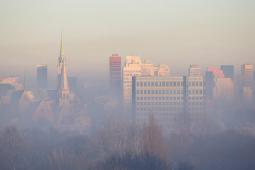 zdjęcie zanieczyszczonego powietrza nad miastem